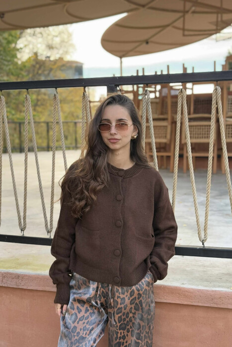 PULOVËR E THJESHTË NJË NGJYRËSHE PËR FEMRA NË NGJYRË KAFE - 1