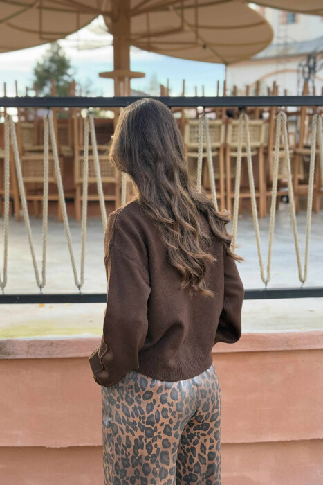 PULOVËR E THJESHTË NJË NGJYRËSHE PËR FEMRA NË NGJYRË KAFE - 4