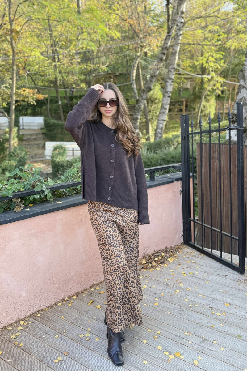 PULOVËR E THJESHTË NJË NGJYRËSHE PËR FEMRA NË NGJYRË KAFE TË ERRËT - 2