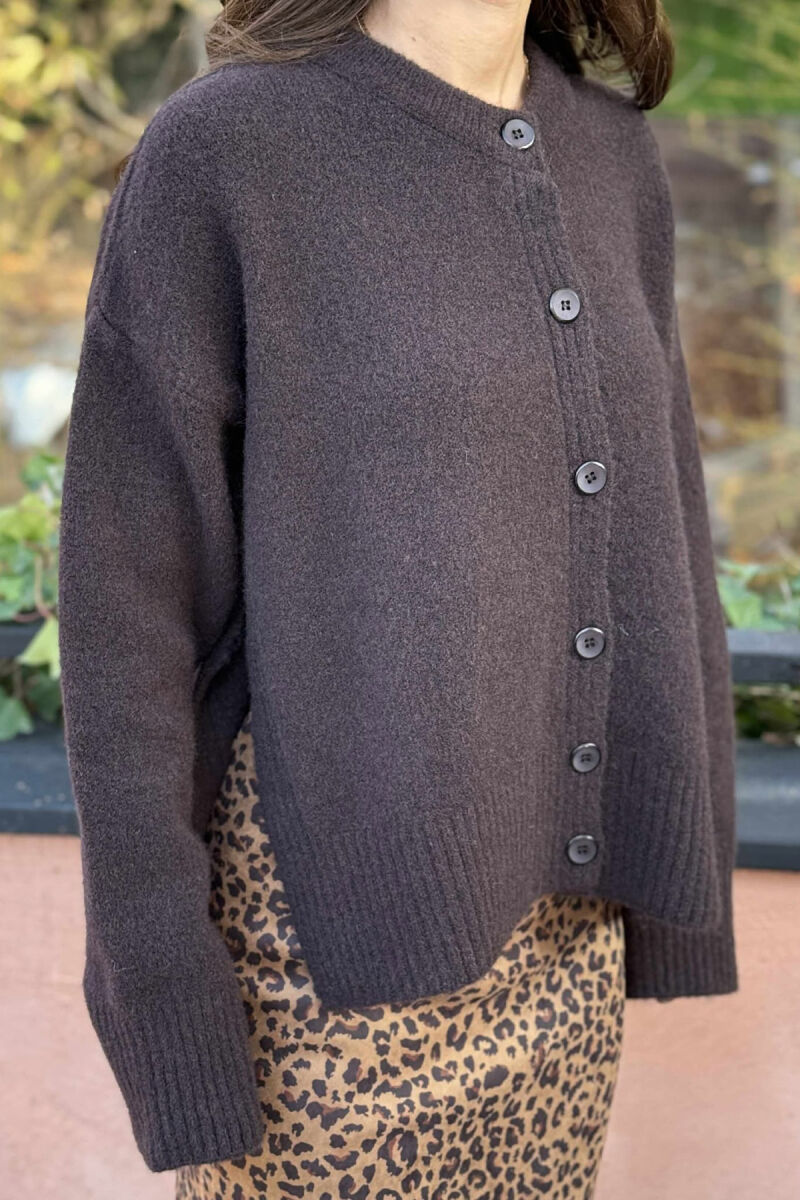 PULOVËR E THJESHTË NJË NGJYRËSHE PËR FEMRA NË NGJYRË KAFE TË ERRËT - 5