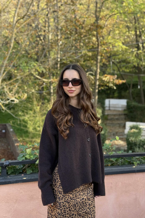 PULOVËR E THJESHTË NJË NGJYRËSHE PËR FEMRA NË NGJYRË KAFE TË ERRËT - 3