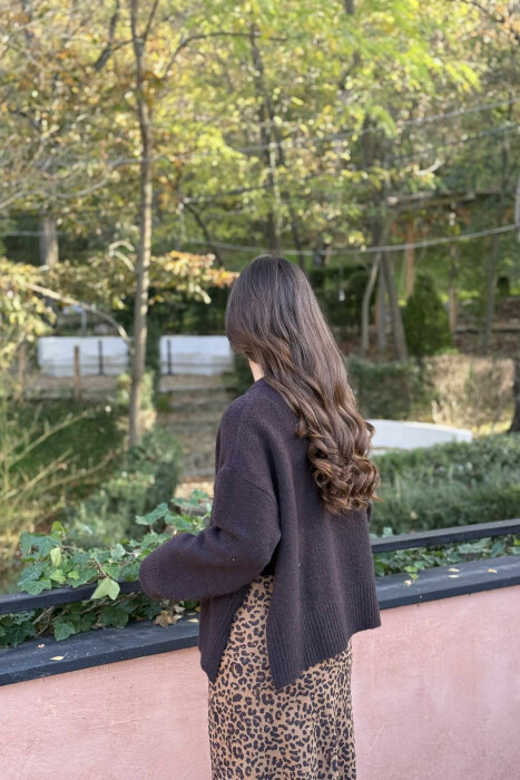 PULOVËR E THJESHTË NJË NGJYRËSHE PËR FEMRA NË NGJYRË KAFE TË ERRËT - 4