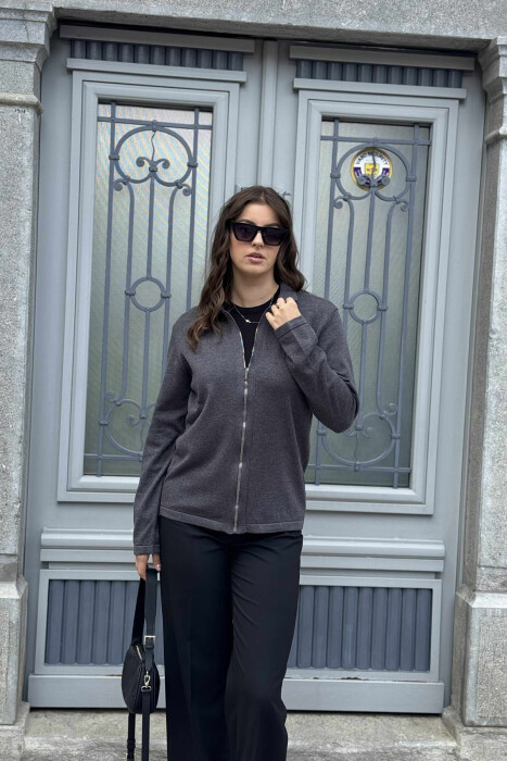 PULOVËR E THJESHTË NJË NGJYRËSHE PËR FEMRA NË NGJYRËN GRI TË ERRËT - 2