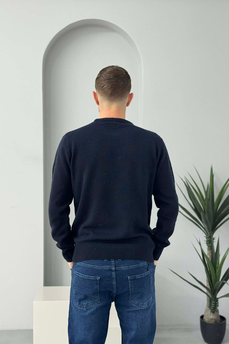 PULOVËR E THJESHTË PËR MESHKUJ NË NGJYRËN BLU E ERRËT - 4