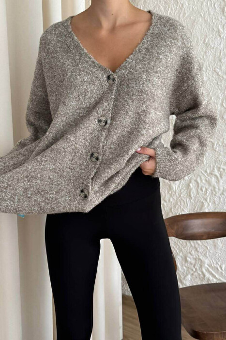 PULOVËR E THURRUR ME BUTONA PËR FEMRA NË NGJYRË KAFE - 2