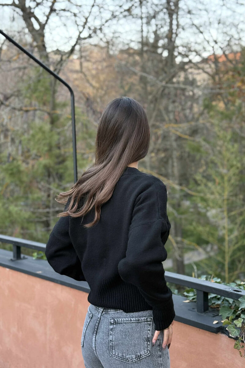 PULOVËR E THURRUR ME DIZAJN ME LULE PËR FEMRA NË NGJYRË TË ZEZË - 2