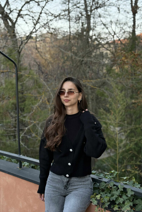 PULOVËR E THURRUR ME DIZAJN ME LULE PËR FEMRA NË NGJYRË TË ZEZË - 3