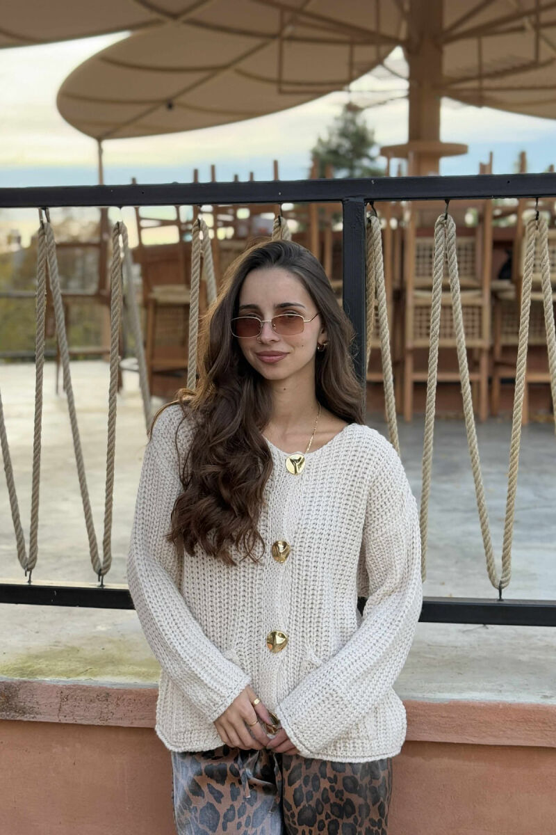 PULOVËR E THURRUR NJË NGJYRËSHE ME BUTONA GOLD PËR FEMRA NË NGJYRË KREM - 1