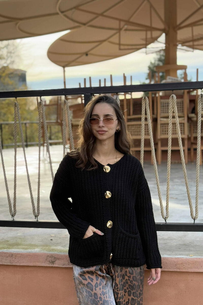 PULOVËR E THURRUR NJË NGJYRËSHE ME BUTONA GOLD PËR FEMRA NË NGJYRË TË ZEZË - 1