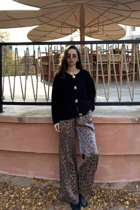 PULOVËR E THURRUR NJË NGJYRËSHE ME BUTONA GOLD PËR FEMRA NË NGJYRË TË ZEZË - 2