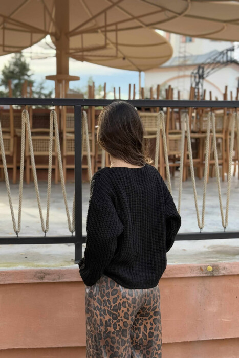 PULOVËR E THURRUR NJË NGJYRËSHE ME BUTONA GOLD PËR FEMRA NË NGJYRË TË ZEZË - 4