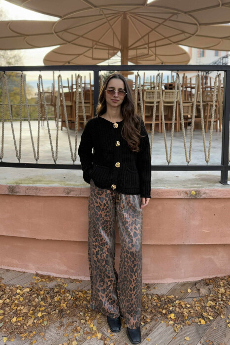 PULOVËR E THURRUR NJË NGJYRËSHE ME BUTONA GOLD PËR FEMRA NË NGJYRË TË ZEZË - 5