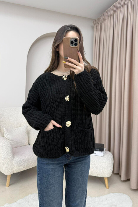 PULOVËR E THURRUR NJË NGJYRËSHE ME BUTONA GOLD PËR FEMRA NË NGJYRË TË ZEZË - 1