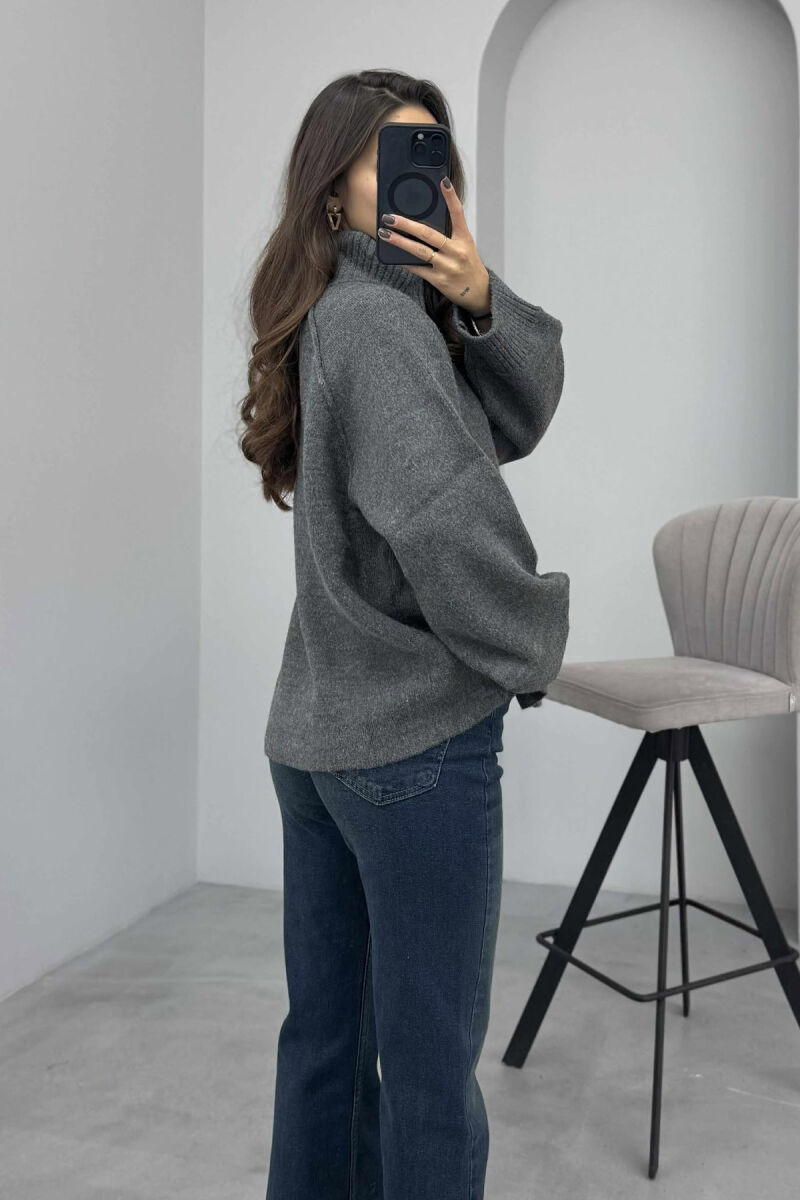 PULOVËR E THURRUR NJË NGJYRËSHE ME ZINXHIR PËR FEMRA NË NGJYRË GRI TË ERRËT - 3