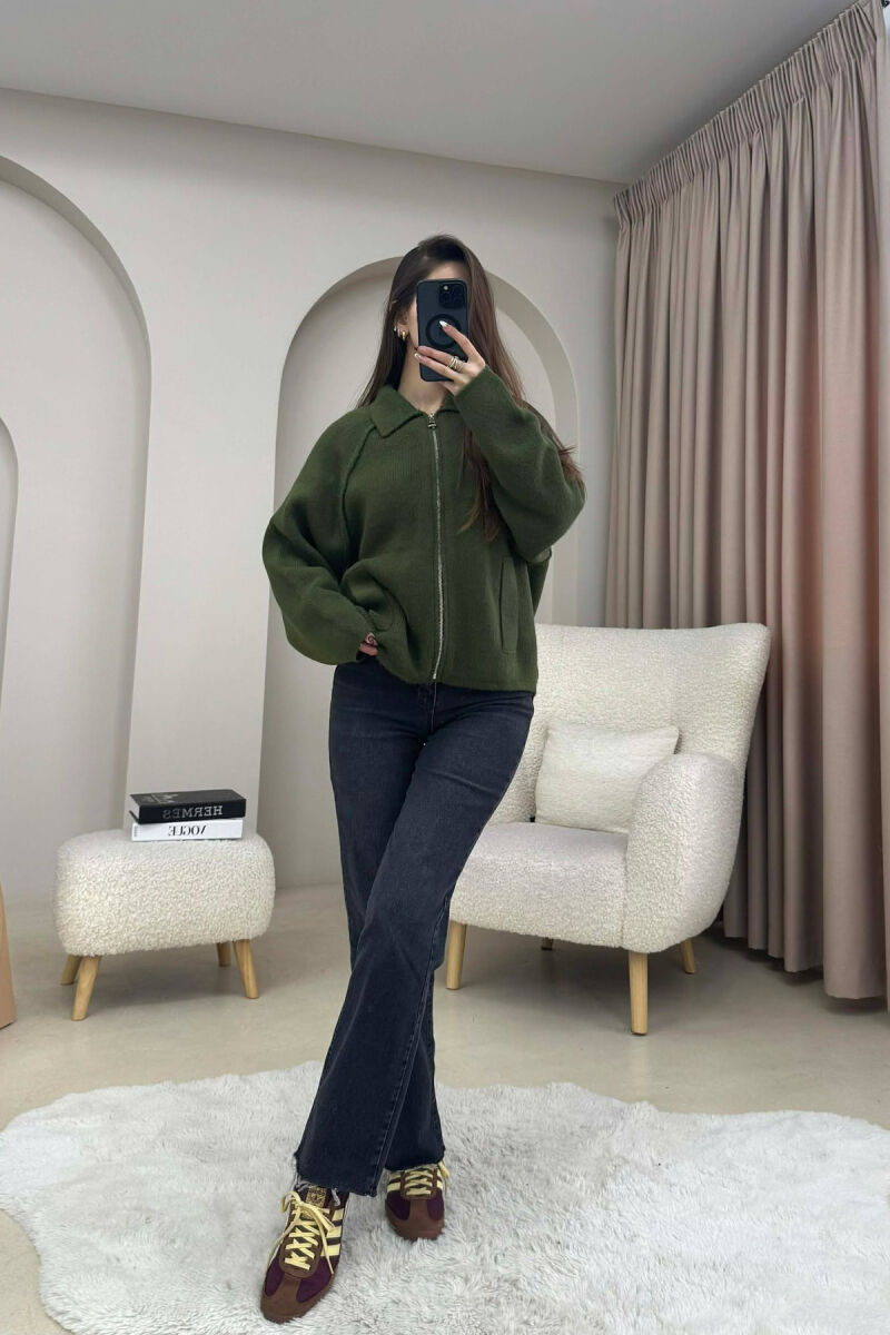 PULOVËR E THURRUR NJË NGJYRËSHE ME ZINXHIR PËR FEMRA NË NGJYRE JESHILE - 3