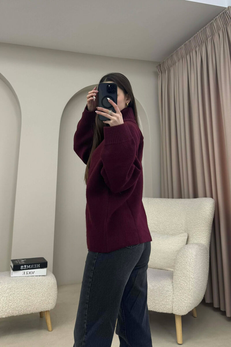 PULOVËR E THURRUR NJË NGJYRËSHE ME ZINXHIR PËR FEMRA NË NGJYRE VISHNJE - 2