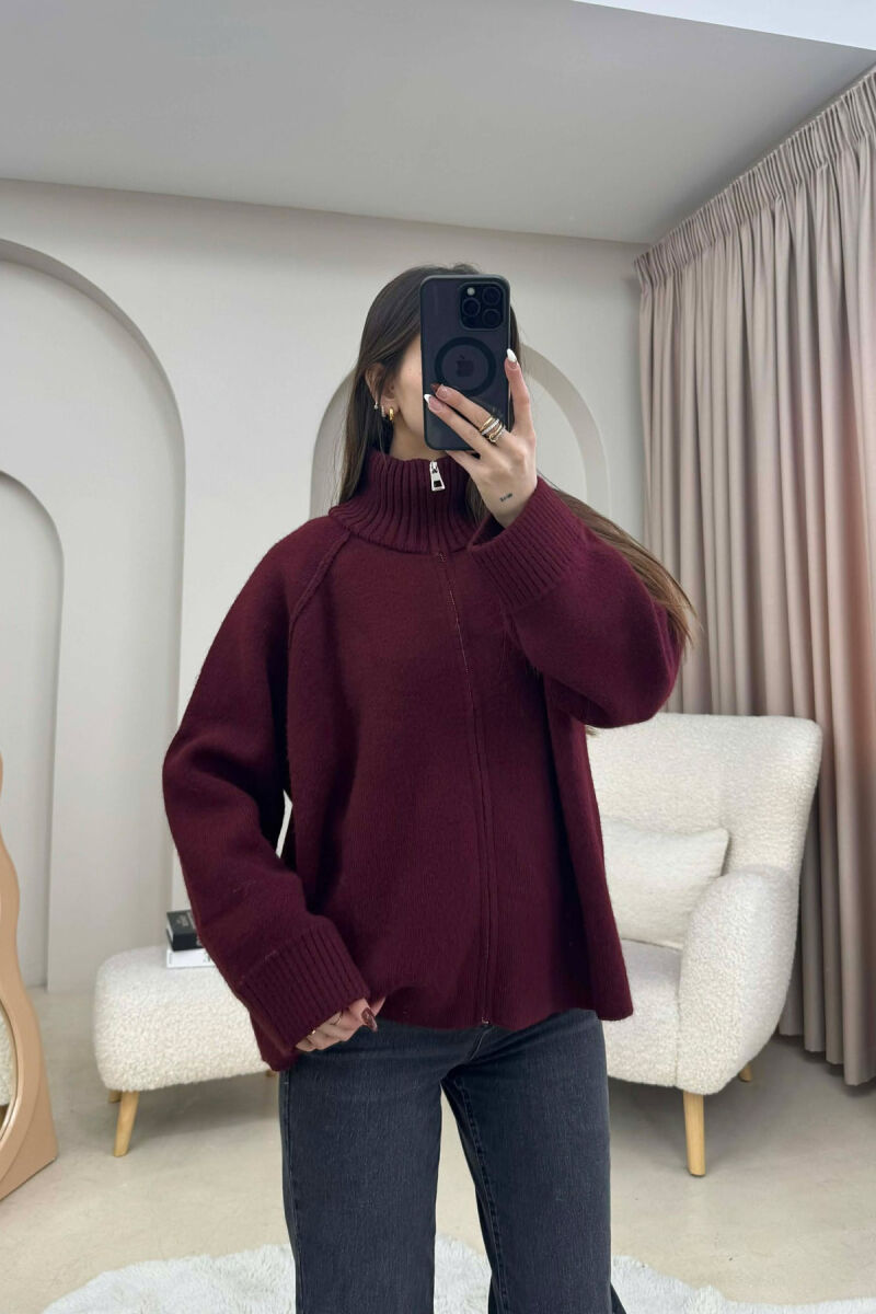 PULOVËR E THURRUR NJË NGJYRËSHE ME ZINXHIR PËR FEMRA NË NGJYRE VISHNJE - 4