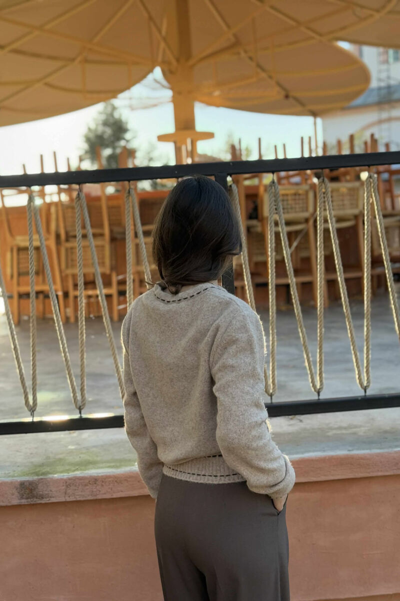 PULOVËR E THURRUR PËR FEMRA NË NGJYRË BEZHË - 4