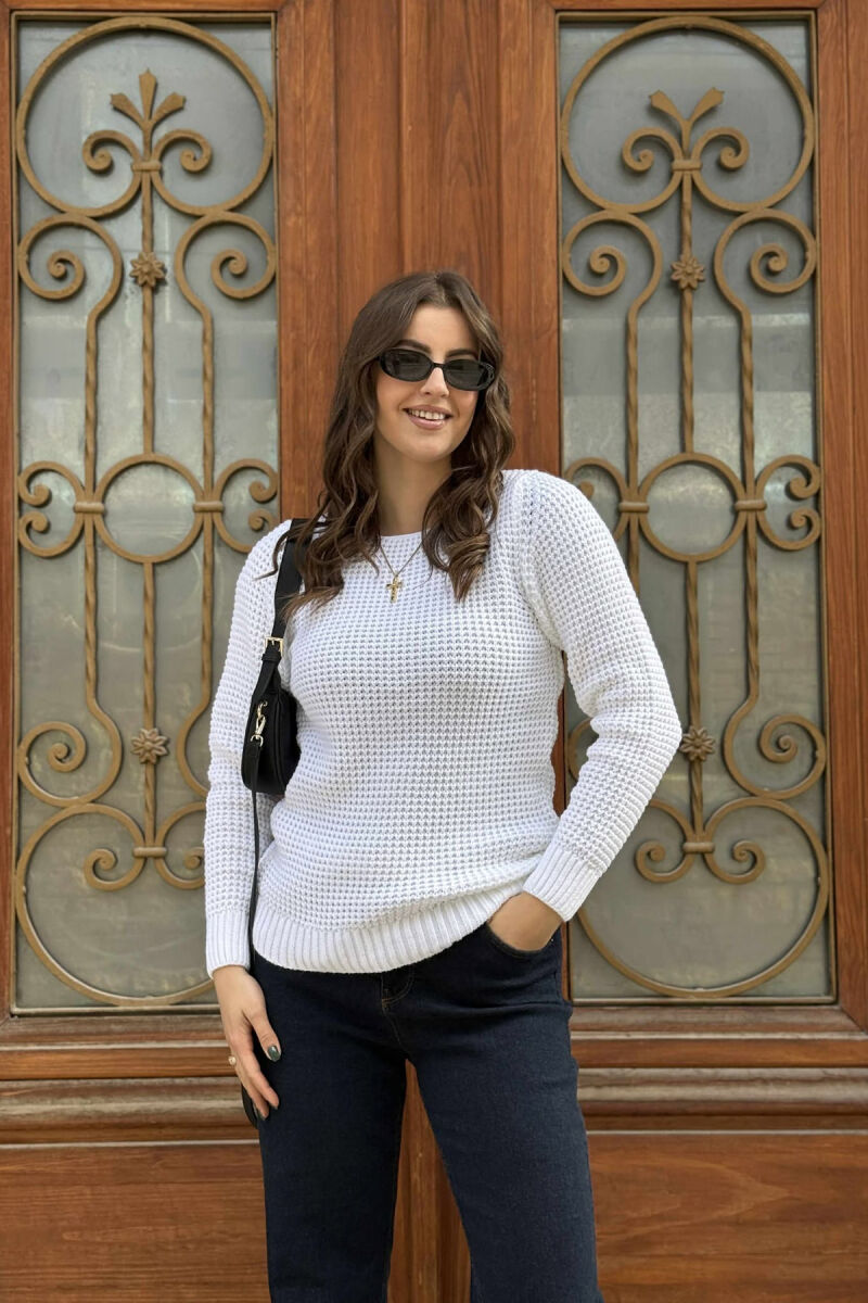 PULOVER E THURUR PËR FEMRA NË NGJYRËN E BARDHË - 1