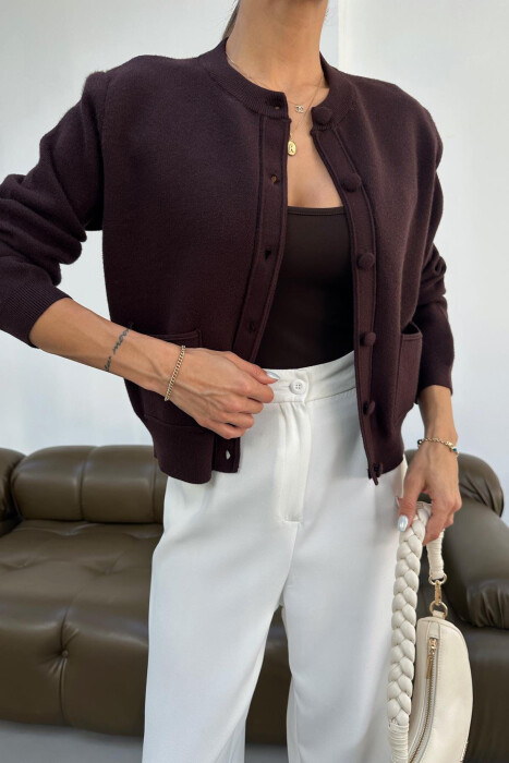 PULOVER ME JAKE RRETHORE DHE XHEPA PER FEMRA NE NGJYRE KAFE - 3