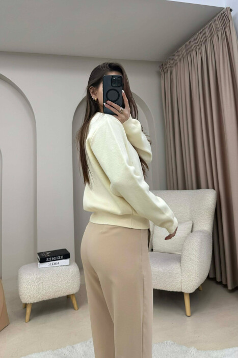 PULOVER ME JAKE RRETHORE DHE XHEPA PER FEMRA NE NGJYRE KREM - 2