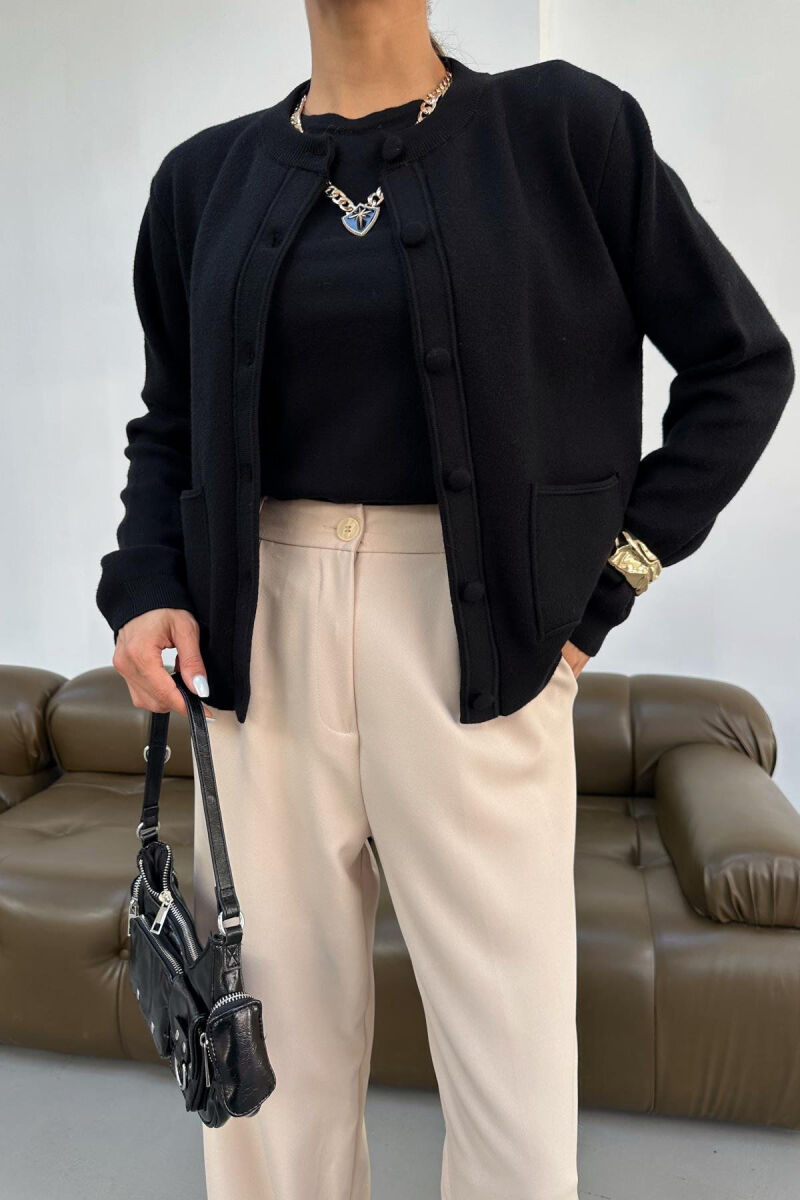 PULOVER ME JAKE RRETHORE DHE XHEPA PER FEMRA NE NGJYRE TE ZEZE - 1