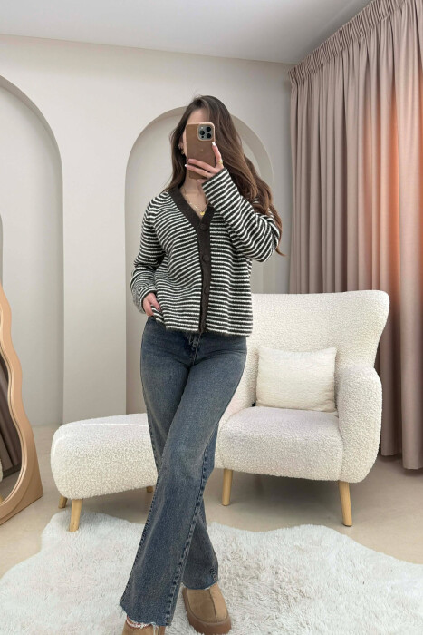 PULOVER ME JAKE V DHE ME DIZJAN ME VIJA PER FEMRA NE NGJYRE KAFE - 3