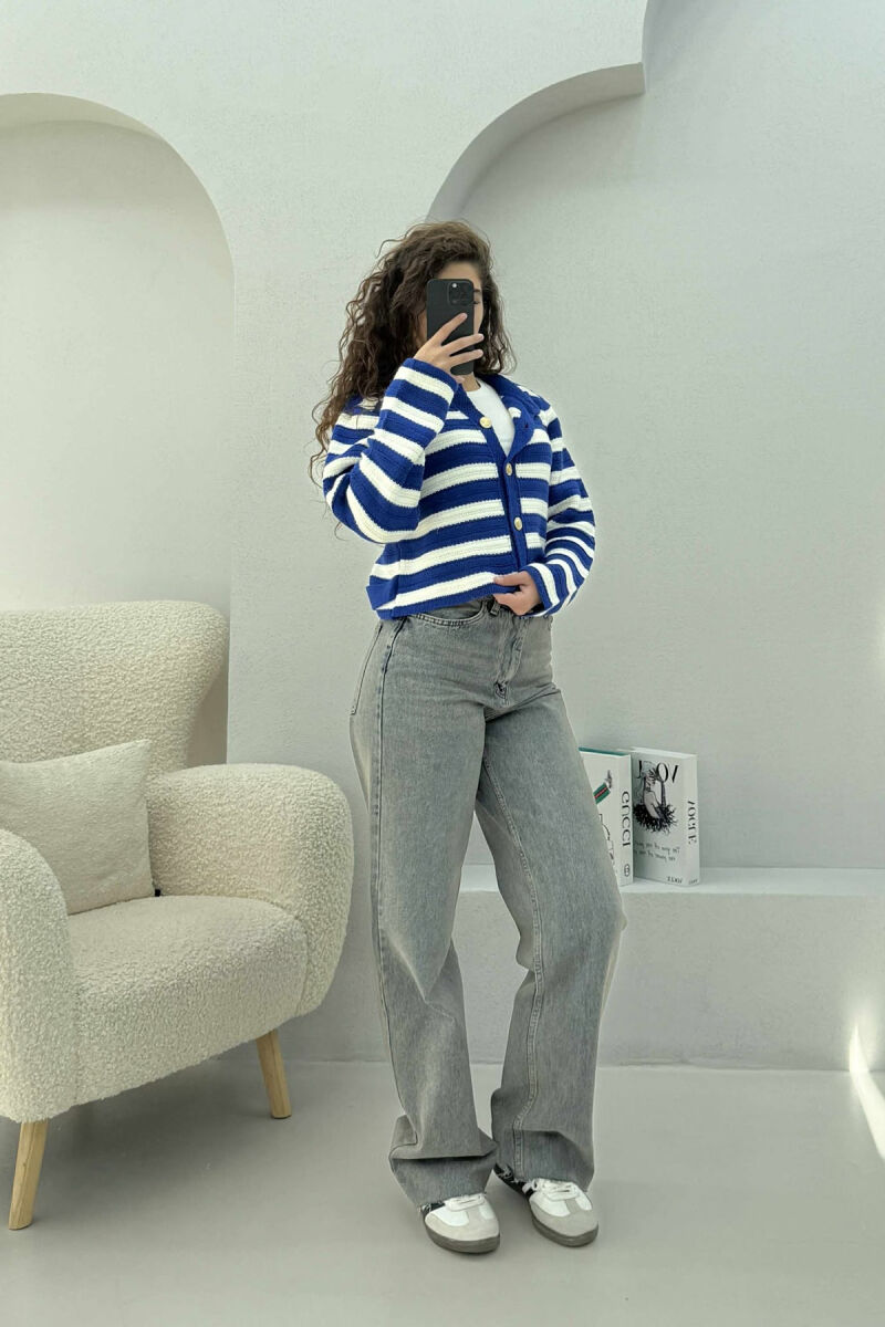 PULOVËR ME VIJA DHE KOPSA GOLD PËR FEMRA NË NGJYRË BABY BLUE - 2