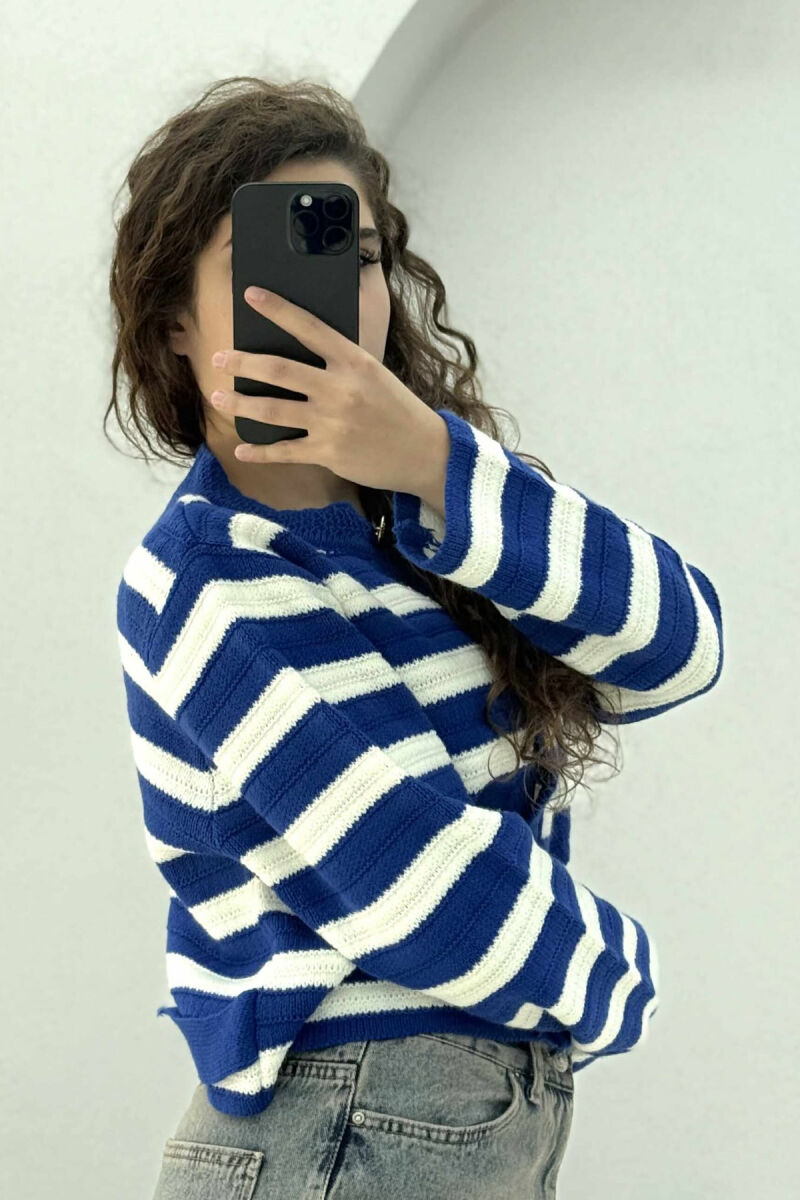 PULOVËR ME VIJA DHE KOPSA GOLD PËR FEMRA NË NGJYRË BABY BLUE - 3