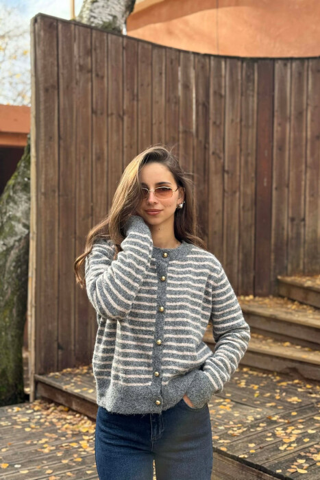 PULOVER ME VIJA DHE BUTONA GOLD PER FEMRA NE NGJYRE GRI - 2