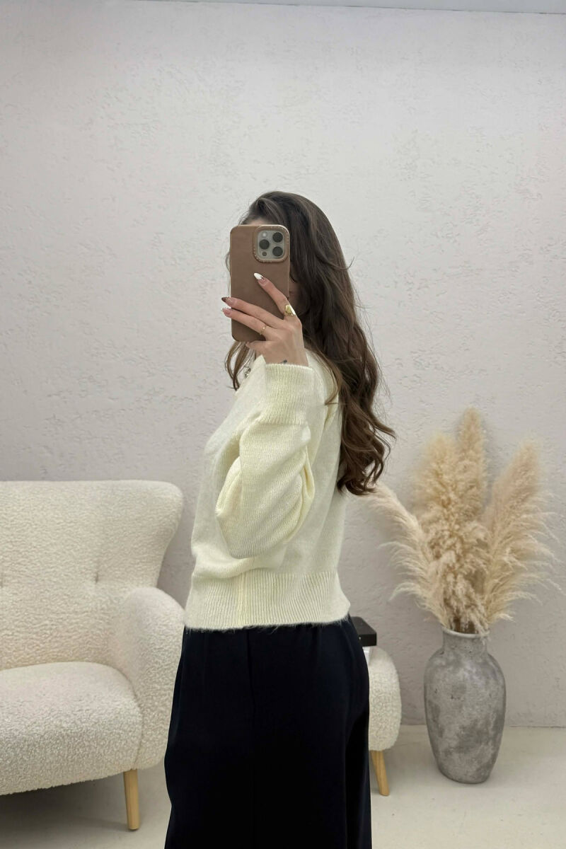 PULOVER NJE NGJYRESHE ME BUTONA PER FEMRA NE NGJYRE KREM - 4