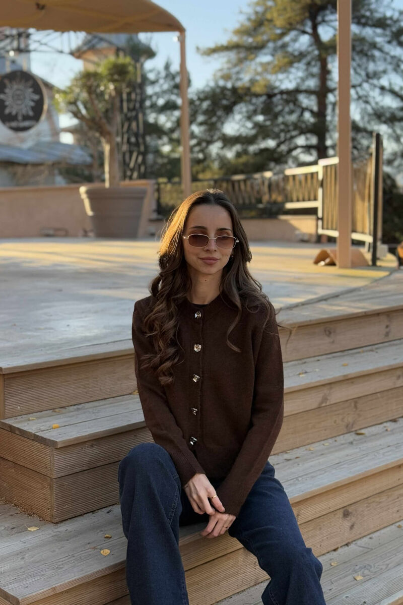 PULOVËR NJË NGJYRËSHE ME DETAJE BUTONASH PËR FEMRA NË NGJYRË KAFE TË ERRËT - 1