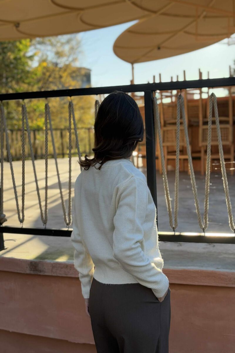 PULOVËR NJË NGJYRËSHE ME DETAJE BUTONASH PËR FEMRA NË NGJYRË KREM - 4