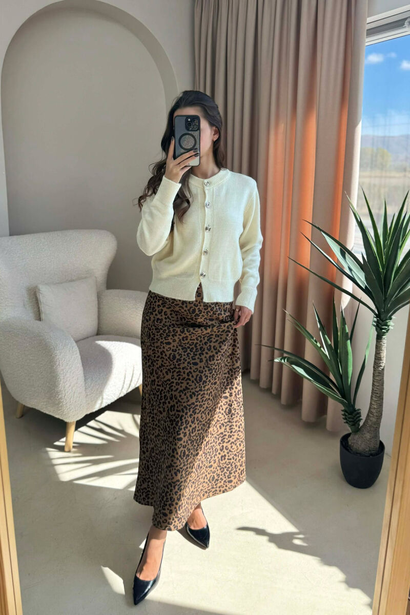 PULOVËR NJË NGJYRËSHE ME DETAJE BUTONASH PËR FEMRA NË NGJYRË KREM - 8