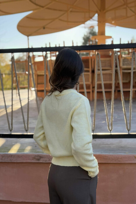 PULOVËR NJË NGJYRËSHE ME DETAJE BUTONASH PËR FEMRA NË NGJYRË TË VERDHË - 4