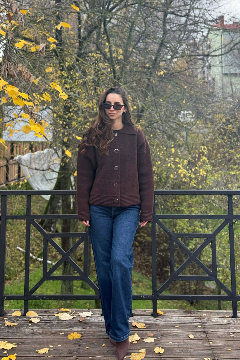 PULOVER NJE NGJYRESHE ME DETAJE BUTONASH PER FEMRA NE NGJYRE KAFE TE ERRET - 1