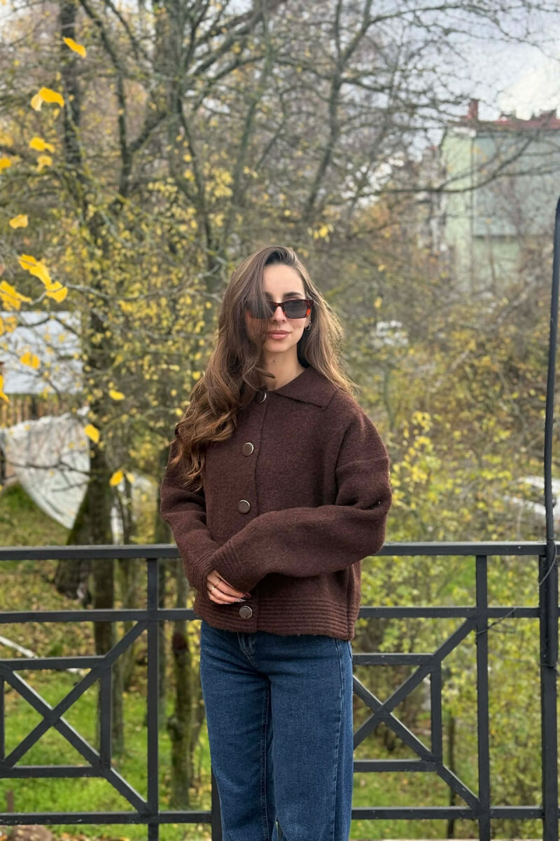 PULOVER NJE NGJYRESHE ME DETAJE BUTONASH PER FEMRA NE NGJYRE KAFE TE ERRET - 3