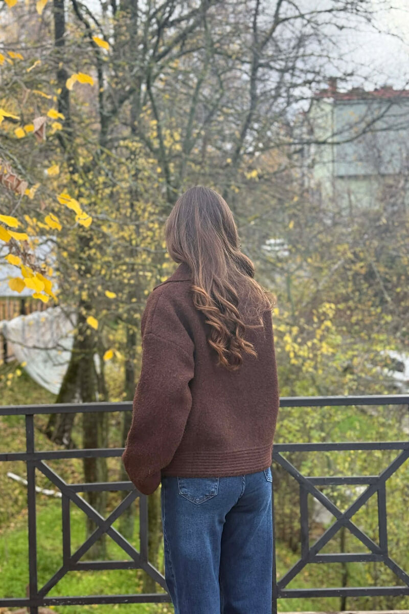 PULOVER NJE NGJYRESHE ME DETAJE BUTONASH PER FEMRA NE NGJYRE KAFE TE ERRET - 4