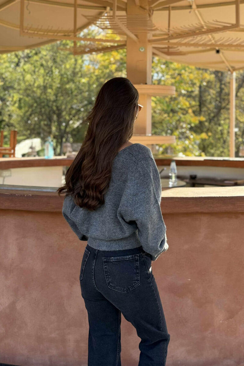 PULOVËR NJË NGJYRËSHE ME DETAJIN E KOPSAVE GOLD PËR FEMRA NË NGJYRË GRI - 4