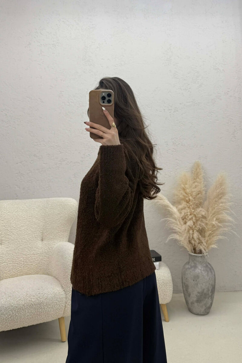 PULOVER NJE NGJYRESHE ME KOPSA PER FEMRA NE NGJYRE KAFE - 2