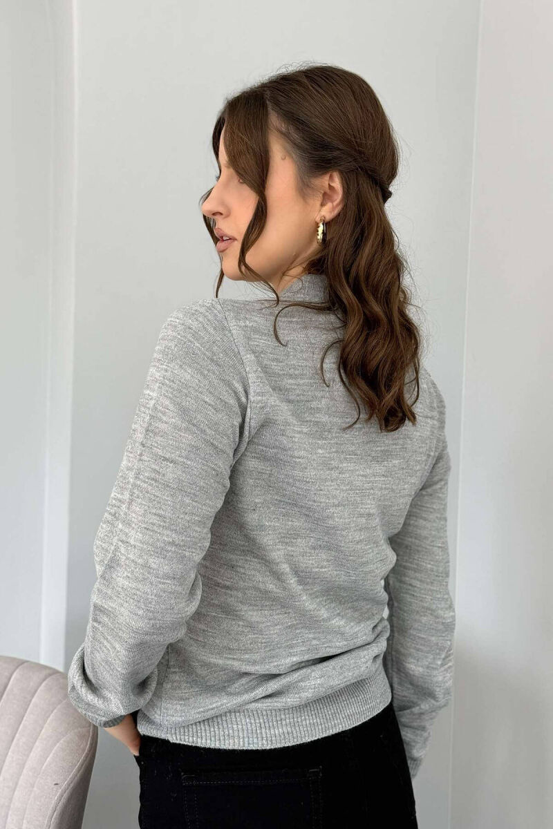 PULOVËR NJË NGJYRËSHE PËR FEMRA NË NGJYRËN GRI E ZBARDHUR - 2