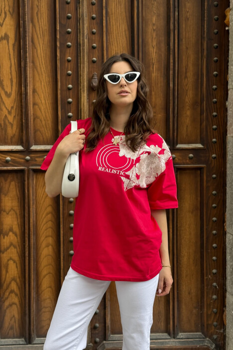 T-SHIRT ME SHKRIME ME DIZAJN PËR FEMRA NË NGJYRËN E KUQE 