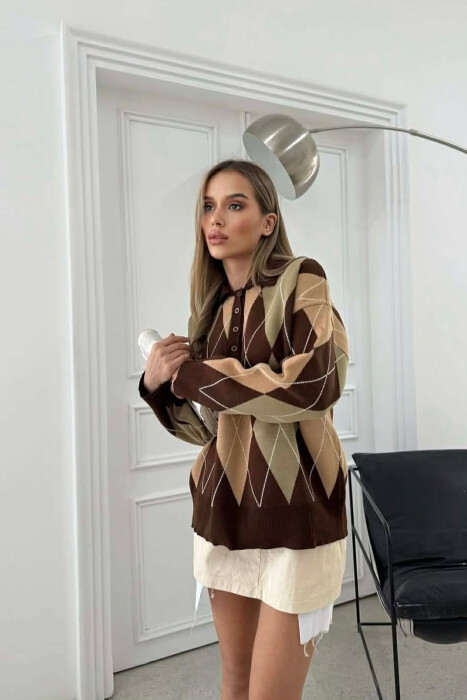 RHOMBUS DESIGN POLO BUTTONED NECK WOMEN SWEATER BROWN/KAFE - 2