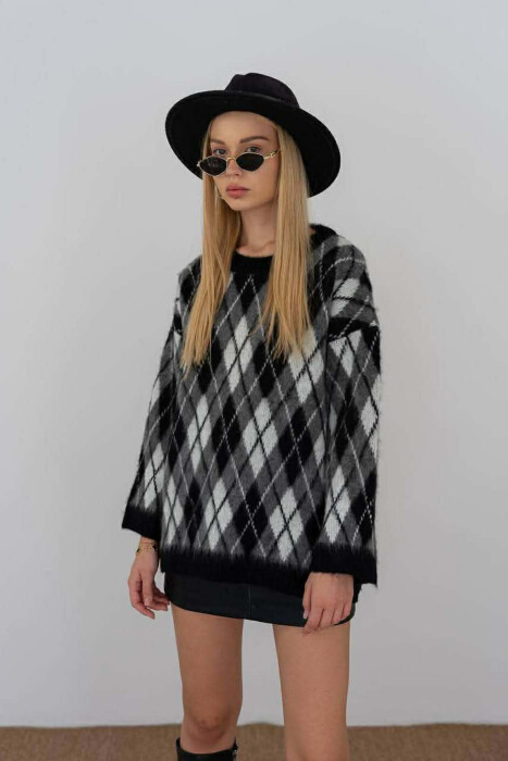 RHOMBUS DESIGN ROUND NECK WOMEN SWEATER BLACK/ E ZEZE - 1