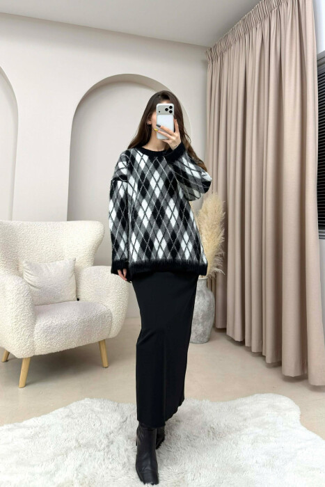 RHOMBUS DESIGN ROUND NECK WOMEN SWEATER BLACK/ E ZEZE - KLAUDIO FASHION
