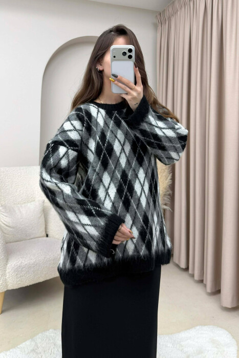 TRIKO ME JAKE TE RRUMBULLAKET DHE ME DIZAJN ROMBESH PER FEMRA NE NGJYRE TE ZEZE - KLAUDIO FASHION