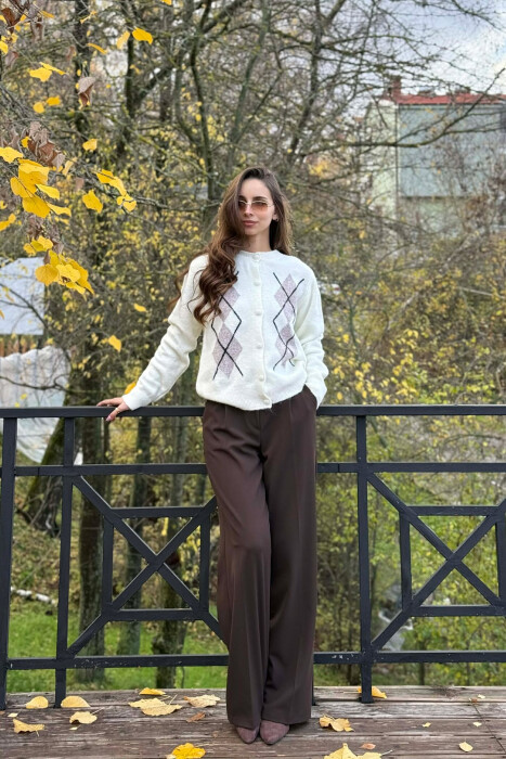 PULOVER E THJESHTE ME DIZAJN ROMBESH PER FEMRA NE NGJYRE KREM - KLAUDIO FASHION