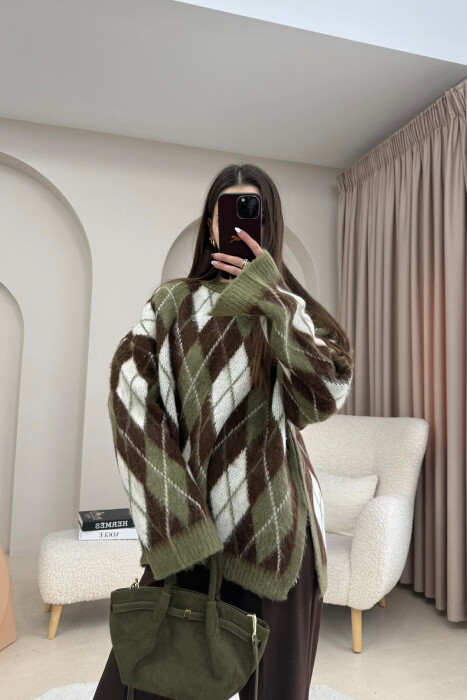 RHOMBUS STRIPE DESIGN WOMAN SWEATER OLIVE/ULLI - KLAUDIO FASHION