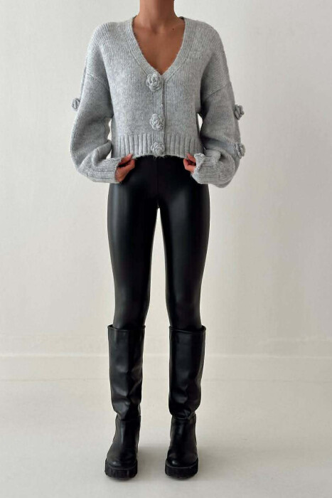 PULOVER NJE NGJYRESHE ME DETAJE TRENDAFILI PER FEMRA NE NGJYRE GRI TE ZBARDHUR - KLAUDIO FASHION