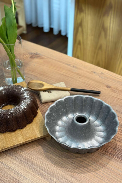 ROUND FLUTED CAKE MOULD GREY/GRI - KLAUDIO FASHION